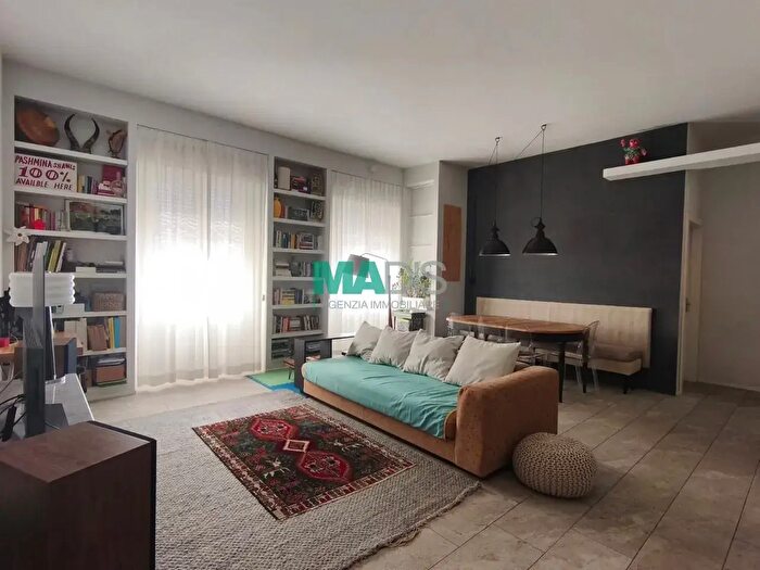 Appartamento trilocale in vendita in Piazza Medaglie d'Oro, Prato