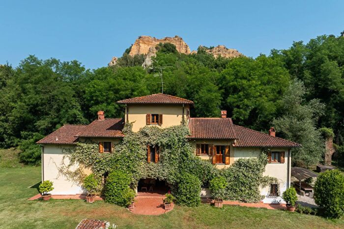 Casa con 20 locali in vendita in Reggello
