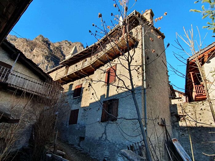 Casa con 7 locali in vendita in Laux, Usseaux