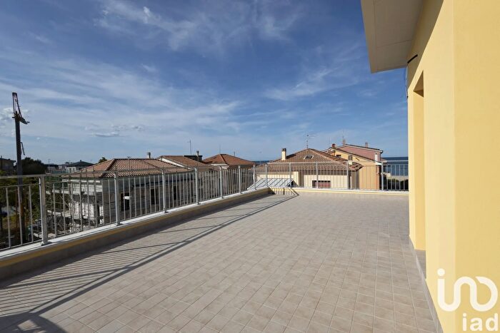 Appartamento con 6 locali in vendita in Via Manarini, Ancona