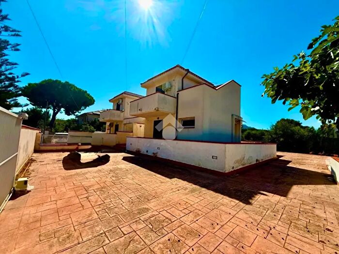 Appartamento con 5 locali in affitto in Via Catalano, Palermo