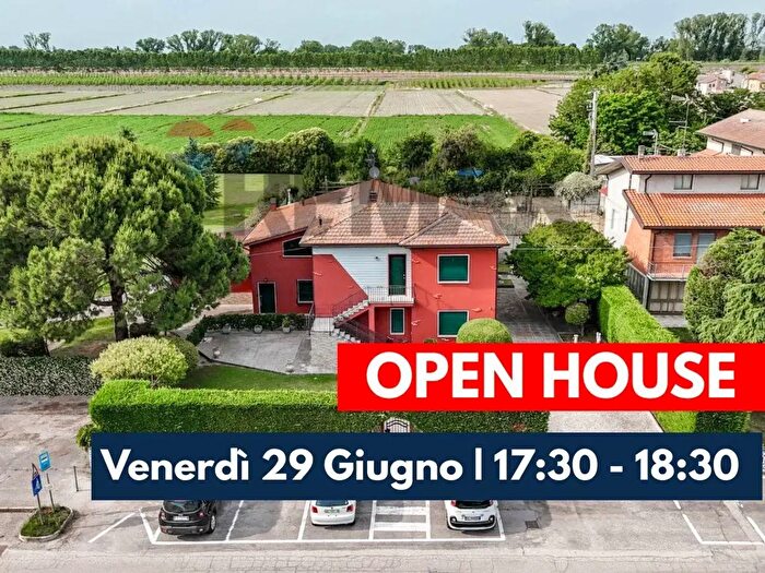 Casa con 10 locali in vendita in Via Mongini, Riva del Po