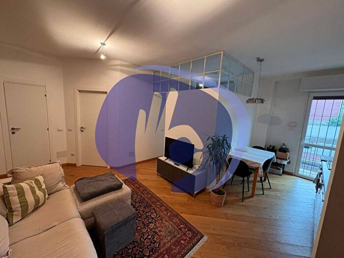 Appartamento trilocale in affitto in Via Lorenteggio, Piazza Napoli, Milano