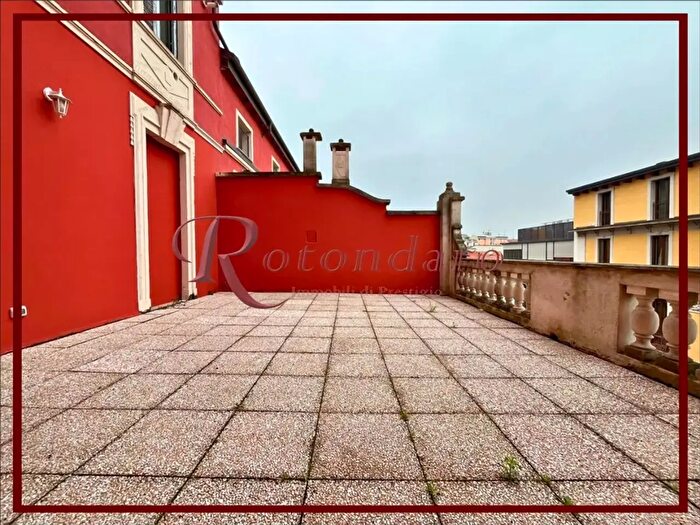 Appartamento trilocale in affitto in Via Spartaco, Milano