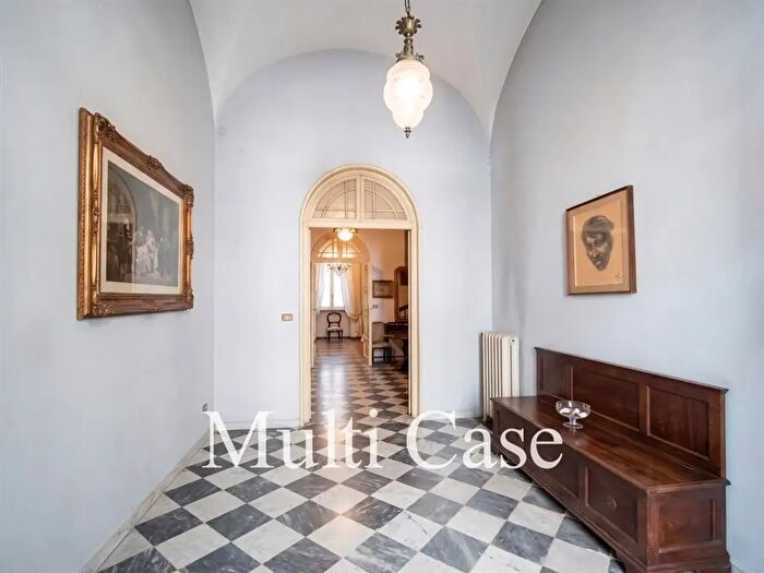 Casa con 12 locali in vendita in Viareggio