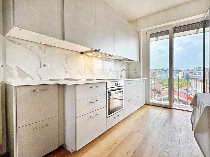 Appartamento trilocale in affitto in Alzaia Naviglio Grande, Giambellino, Milano