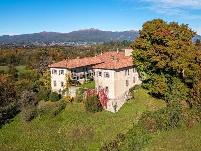 Casa con 6 locali in vendita in Lurago DErba