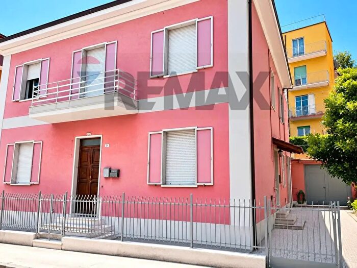 Casa con 7 locali in vendita in Via Bruno Buozzi, Falconara Marittima