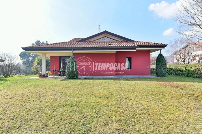 Casa quadrilocale in vendita in Via Luciano Manara, Albese Con Cassano