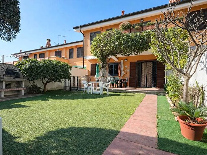 Casa trilocale in vendita in Via delle Azalee, Anzio