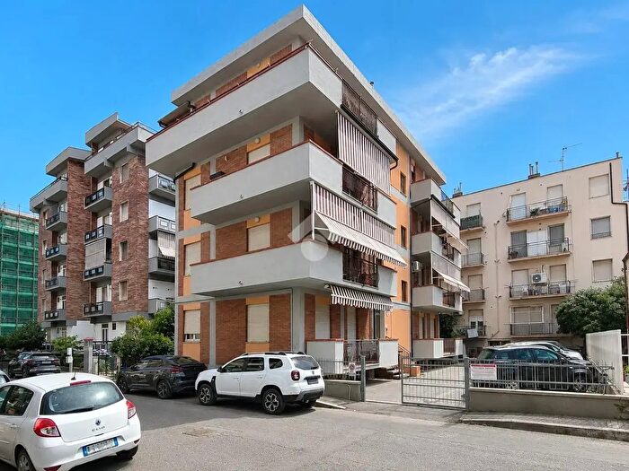 Appartamento trilocale in vendita in Via Lago di Bolsena, Follonica