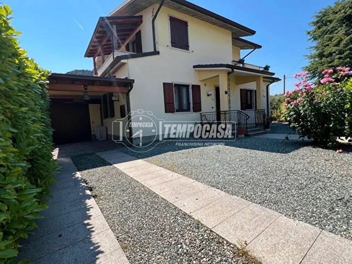 Casa con 8 locali in vendita in Via IV Novembre, Affi
