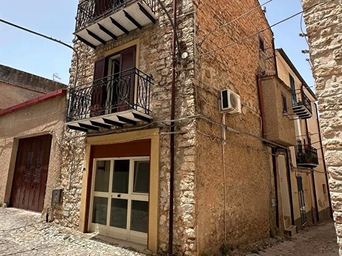 Casa trilocale in vendita in Palazzo Adriano