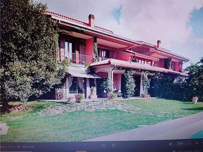 Casa con 10 locali in vendita in Bolsena