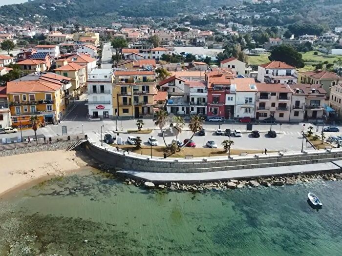 Appartamento trilocale in vendita in Piazza Antonio Mondelli, Castellabate