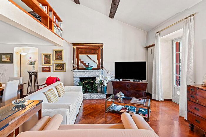 Appartamento trilocale in vendita in Via Giovio, Como