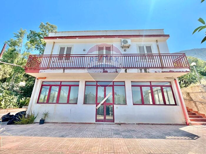 Casa quadrilocale in vendita in Via Federico II, Terrasini