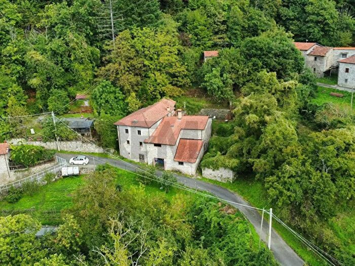Casa con 10 locali in vendita in Via Scanderaruola Snc, Comano