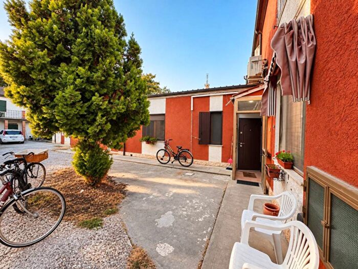 Casa con 5 locali in affitto in Via Giuseppe Fabbri, Ippodromo, Ferrara