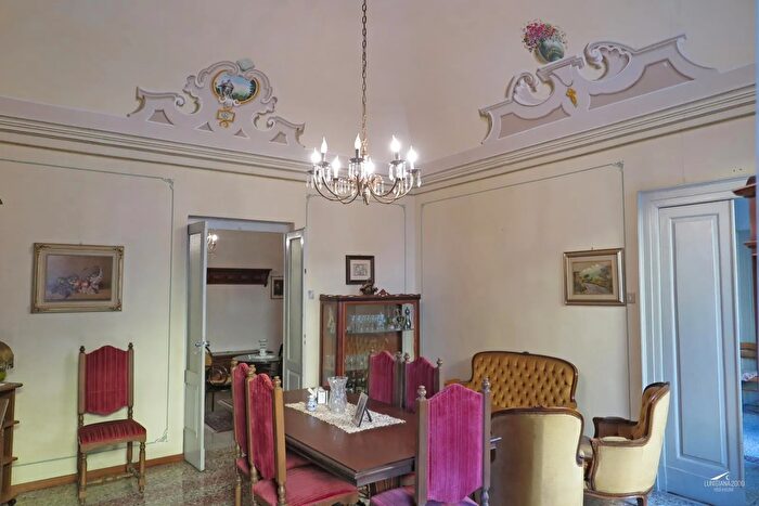Appartamento con 10 locali in vendita in Pontremoli