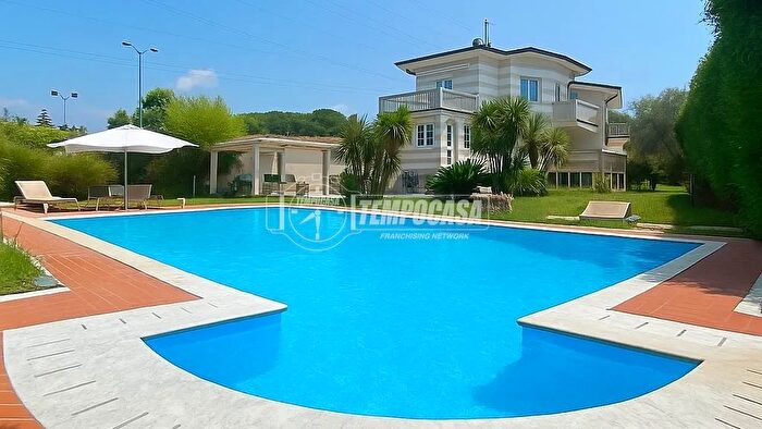 Casa con 9 locali in vendita in Viale XX Settembre Ter, Carrara