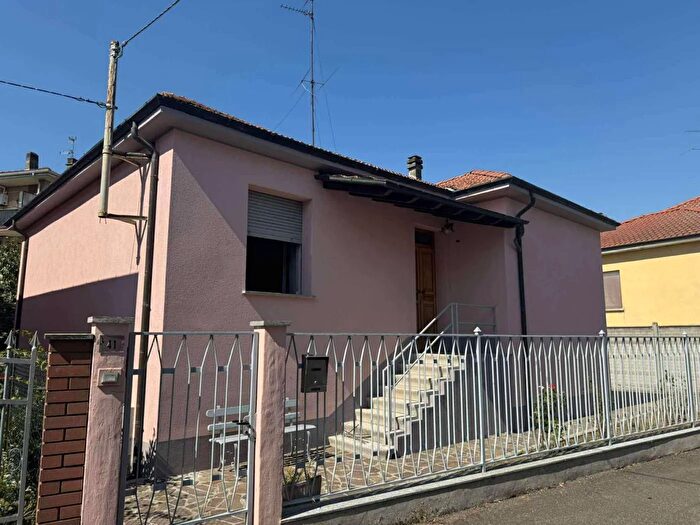 Casa quadrilocale in vendita in Vicolo Felice Cavallotti Mede, Mede