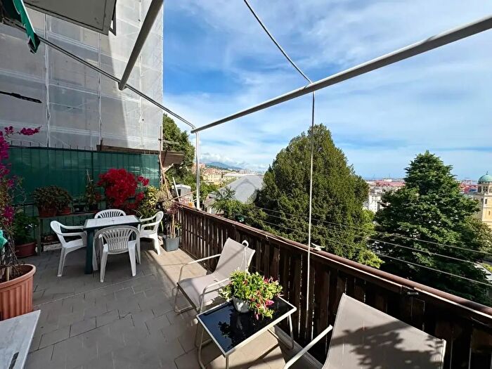 Appartamento trilocale in vendita in Via col di Lana, Genova
