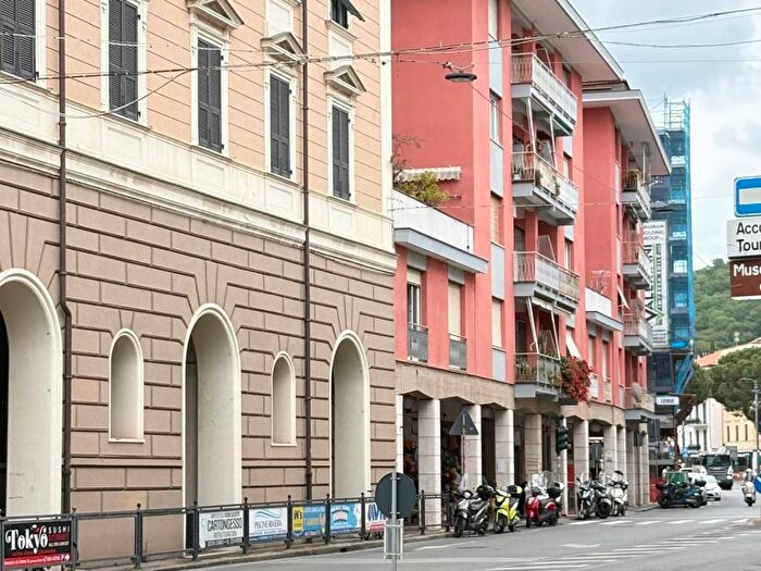 Appartamento quadrilocale in affitto in Via Vincenzo Fascie, Centro, Sestri Levante