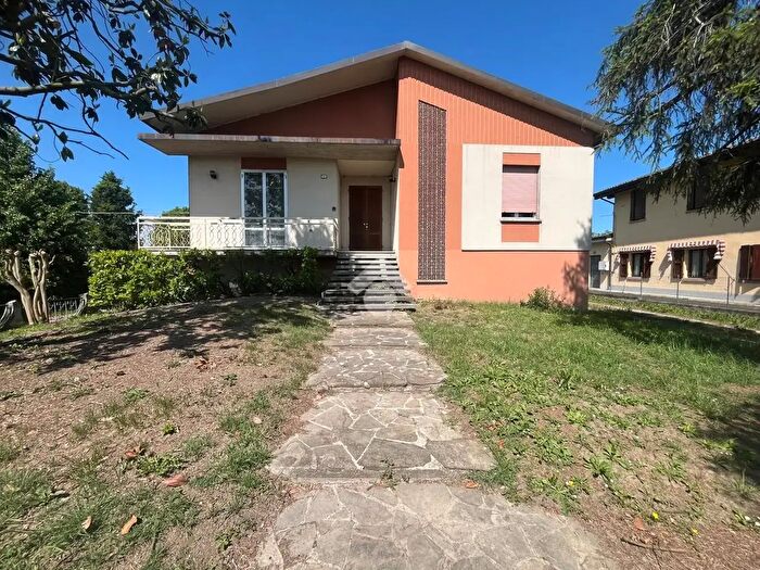 Casa con 8 locali in vendita in Strada Beretta, Castelnovo Di Sotto