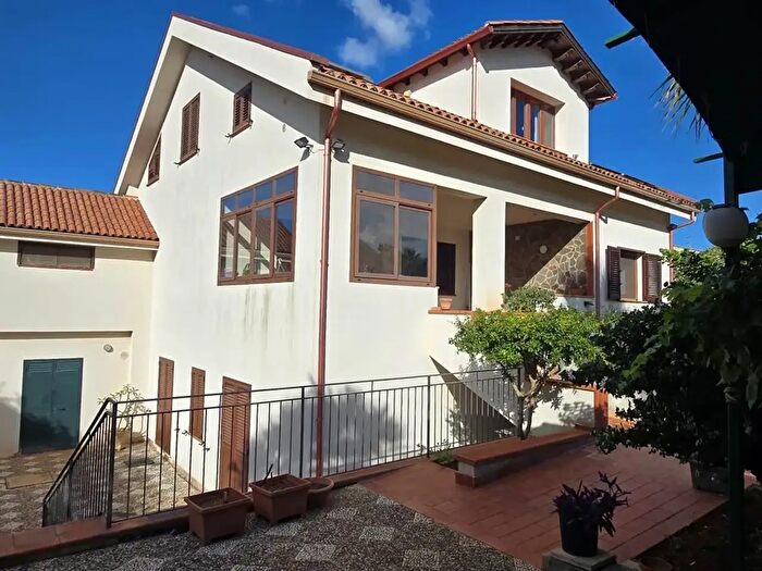Casa con 8 locali in vendita in Via Giuseppe Villaroel, Palermo