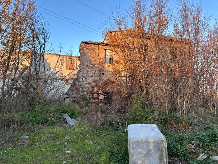 Casa con 8 locali in vendita in Cascina