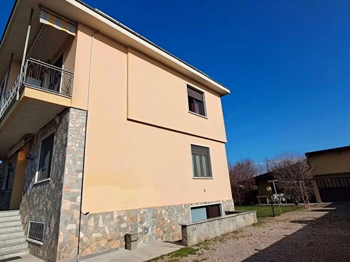 Casa con 6 locali in vendita in Busto Garolfo