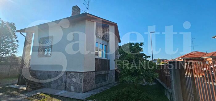 Casa trilocale in vendita in Via Leopardi, Castano Primo