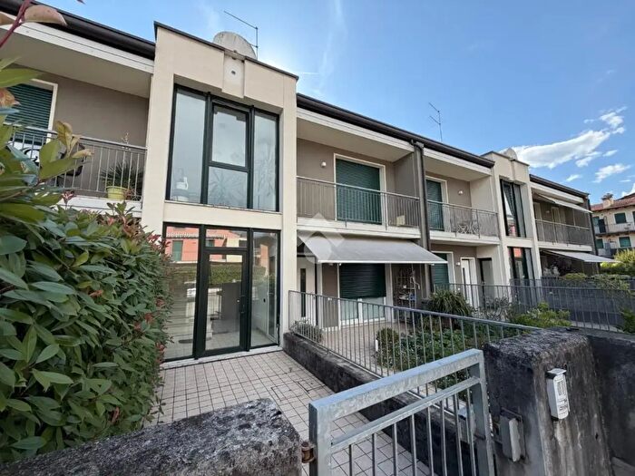 Appartamento bilocale in vendita in Via Trento, Isola Vicentina