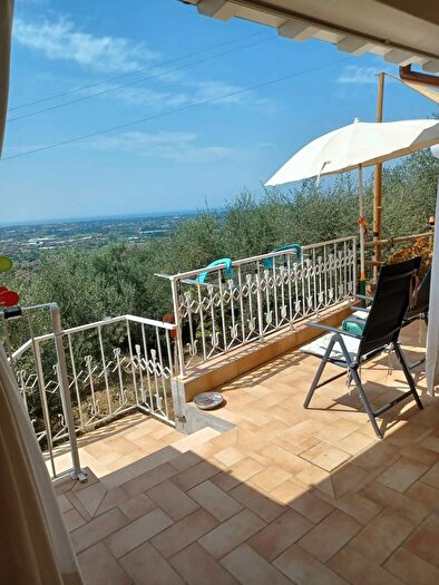 Casa quadrilocale in vendita in Camaiore