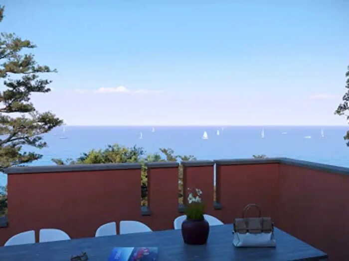 Appartamento trilocale in vendita in Via dei Pini dAleppo, Varazze