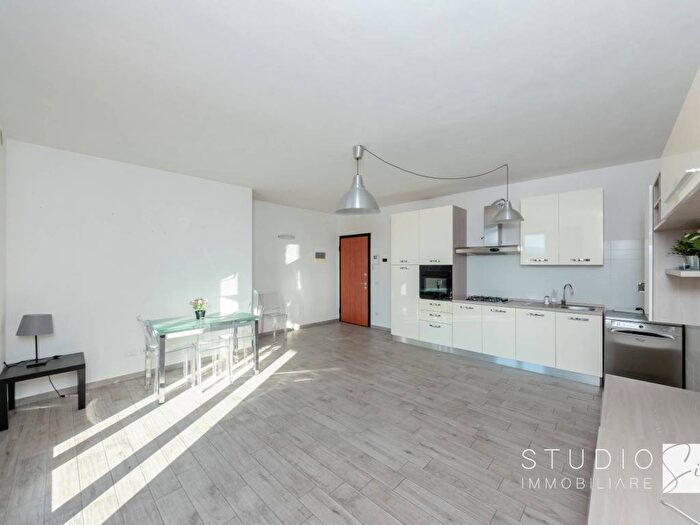 Appartamento trilocale in affitto in Via Adelmo Santini, Centro, Agliana