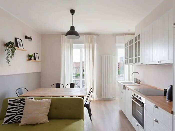 Appartamento trilocale in affitto in Via Arcivescovo Romilli, Corvetto, Milano