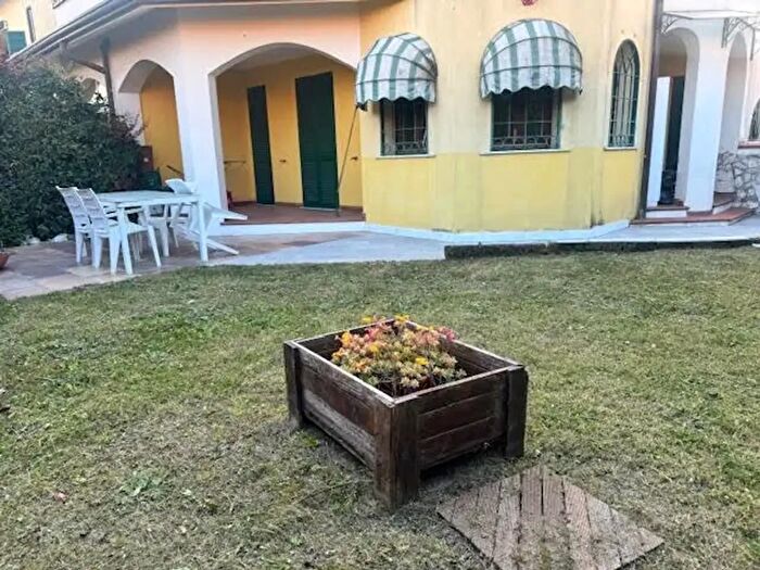 Appartamento quadrilocale in vendita in Via Madonnina, Luni