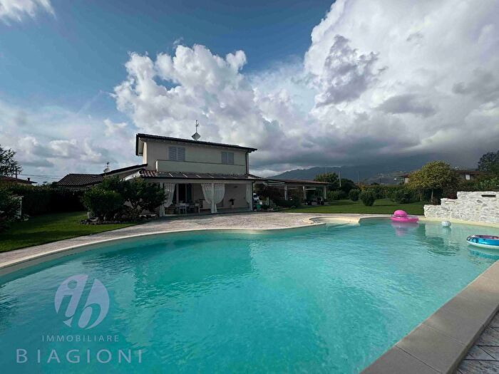 Casa con 8 locali in vendita in a dei Lorenzi, Camaiore