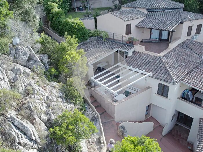 Appartamento con 7 locali in vendita in Via lUnfarru, Arzachena