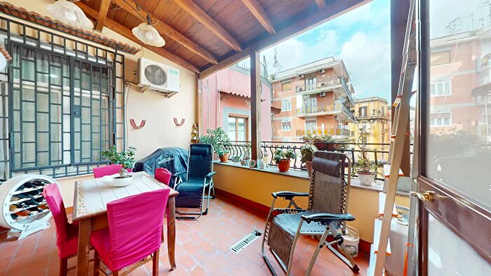 Appartamento trilocale in vendita in Via Carriera Grande, Napoli