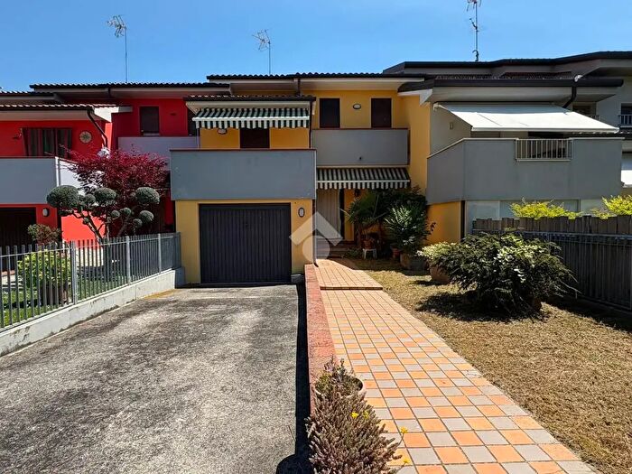 Casa con 6 locali in vendita in Via Martiri di Via Fani, Conselve