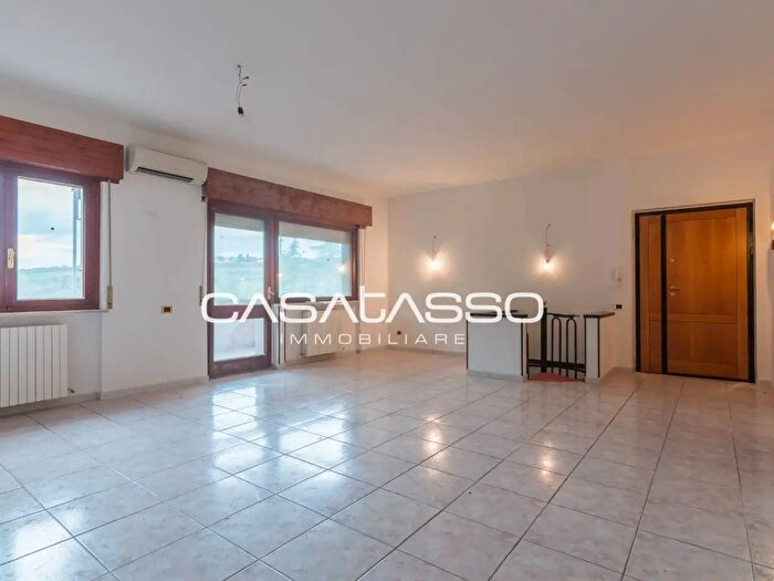 Appartamento con 7 locali in vendita in Via Cardarelli, Macerata