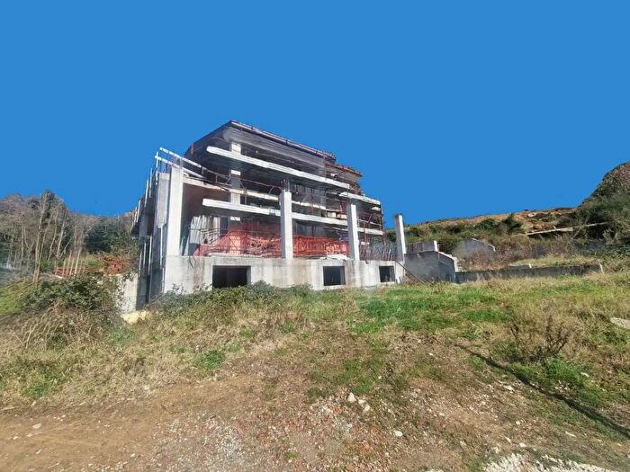 Casa con 15 locali in vendita in Via Montebarbuto, Luni