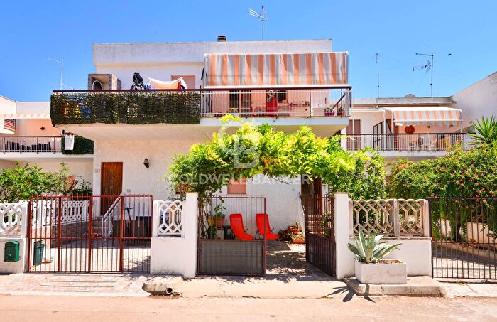 Appartamento trilocale in vendita in Via dei Ciclamini Località Villaggio Santa Rita, Galatone