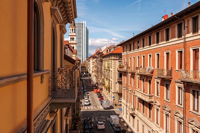 Appartamento con 11 locali in vendita in Via San Quintino, Torino