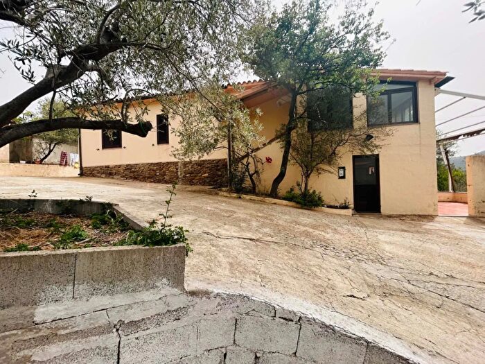 Casa con 7 locali in vendita in San Teodoro