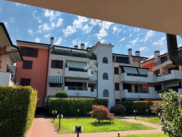 Appartamento trilocale in vendita in Via Eugenio Montale, Cerro Al Lambro