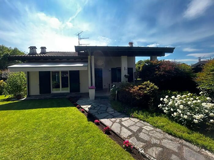 Casa con 6 locali in vendita in Gallarate